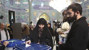 عائلة إيرانية خلال الإدلاء بصوتها في الانتخابات- وكالة فارس