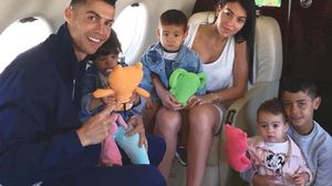 يحرص رونالدو على نشر فيديوهات وصور وهو يقضي الوقت مع أطفاله يلاعبهم- فيسبوك