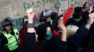 انطلقت مظاهرات الشهر الجاري تطالب باتخاذ إجراءات للحد من العنف ضد المرأة- جيتي