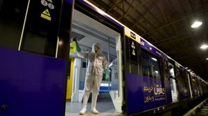 موظف صحة يعقم أحد قطارات مترو طهران- جيتي