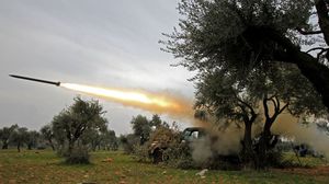 استهدفت المعارضة السورية نقاط تمركز لقوات الأسد في معسكر جورين بريف حماة الغربي- جيتي