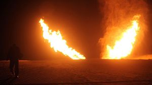 النيران اندلعت في أنبوب الغاز عند قرية "التلول" شرق مدينة "بئر العبد" الساحلية- جيتي