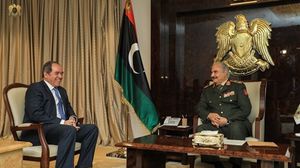 حفتر التقى مؤخرا مع وزير خارجية الجزائر ضمن مساعي الأخيرة لإيجاد حل للازمة الليبية- جيتي 