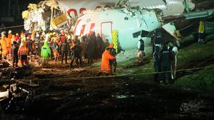 انزلقت طائرة تقل مسافرين بعد هبوطها على المدرج في المطار- الأناضول