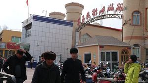 الصين أغلقت بعض معسكرات الاعتقال لكنها تواصل مراقبة المسلمين في إقليم تشنجيانغ- وول ستريت