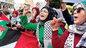 متضامنون أجانب يرتدون الكوفية الفلسطينية في مظاهرة مؤيدة لفلسطين- (أرشيف)