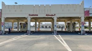 لا يُسمح للسائقين والشاحنات التي تنقل البضائع إلى قطر عبر منفذ أبو سمرة الحدودي بالدخول إلى الدولة- الجمارك القطرية