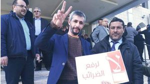 الكناني (وسط) ناشط أردني آخر يحاكم وفق قوانين "الجرائم الإلكترونية" و"منع الإرهاب"