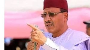 أبو العزوم يعتبر أول رئيس للنيجر من أصول عربية وهو مسلم سني ويتحدث العربية إضافة إلى 5 لغات- تويتر 