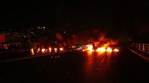 محتجون يغلقون  جسر الرينغ وسط بيروت بالإطارات المشتعلة- صحيفة النهار