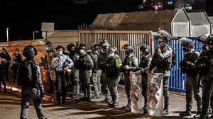اعتدت شرطة الاحتلال على المتظاهرين الفلسطينيين وبينهم رئيس بلدية أم الفحم- تويتر