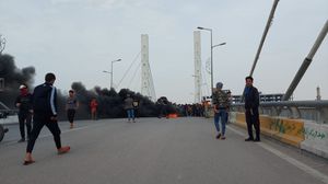 محتجون يغلقون جسر الحضارات وسط مدينة الناصرية- السومرية نيوز