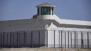 برج مراقبة في منشأة تخضع لحراسة مشددة بالقرب من معسكر لإعادة التعليم حيث يتم احتجاز أعداد من الإيغور- جيتي