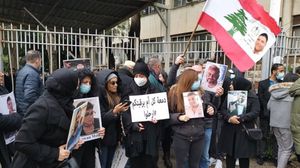أعلن الأهالي عدم خروجهم من مبنى قصر العدل قبل حضور القاضية المصري - تويتر