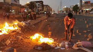 أغلق محتجون شوارع رئيسية وفرعية في الخرطوم وأم درمان بالمتاريس والإطارات الحارقة- جيتي