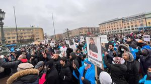 تجمّع المحتجون من الأسر المسلمة أمام هيئة الخدمات الاجتماعية في ساحة غوتنبرغ- فيسبوك (نشطاء)