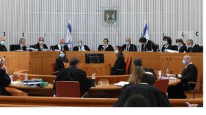 الإسرائيلي يُحاكم أمام قضاء مدني بكلّ ما يكفله له القانون من حقوق، والفلسطيني يُحال إلى محكمة عسكرية إسرائيلية حيث القضاة وهيئة الاتهام ضباط عسكريون- جيتي