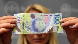 سجلت العملة الروسية خلال التعاملات المسائية من تداولات الجمعة 53.88 روبلا للدولار الواحد- جيتي
