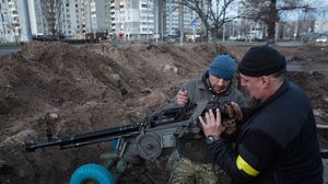 مقاتلون أوكرانيون خلال نصب دفاعات عن العاصمة- جيتي