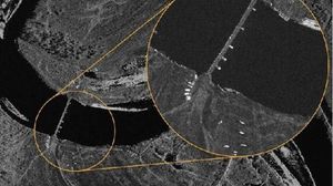 أظهرت صور الأقمار الصناعية الجديدة تحرك عشرات المركبات عبر جسر عائم - سي إن إن