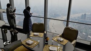 يقع المطعم في الطابق 120 من برج شنغهاي، الذي يرتفع 556 ألفا و36 مترا فوق سطح الأرض- جيتي