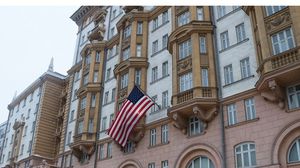 أشارت السفارة الأمريكية في موسكو إلى أن الخارجية الأمريكية توصي الأمريكيين حاليا بعدم السفر إلى روسيا