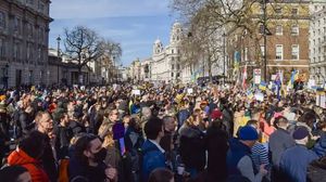 جانب من تظاهرة كبيرة أمام السفارة الروسية في لندن- تويتر