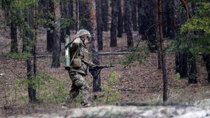جندي أوكراني يستعد في إحدى الغابات- جيتي