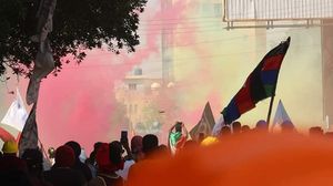 أطلقت الشرطة السودانية قنابل الغاز المسيل للدموع بألوان حمراء وصفراء وخضراء - فيسبوك