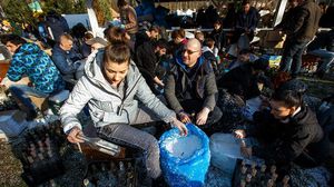 إقبال كبير في شوارع كييف على إعداد الزجاجات الحارقة- تويتر