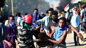 خرج آلاف السودانيين الاثنين في مظاهرات بشوارع الخرطوم والمدن المجاورة رفضا لانقلاب قائد الجيش- جيتي