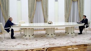 اعتاد بوتين مؤخرا التقاء قادة الدول على طاولة عريضة طويلة بسبب كورونا- جيتي
