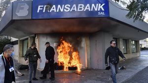 مودعون يحرقون أحد البنوك في بيروت- الأناضول
