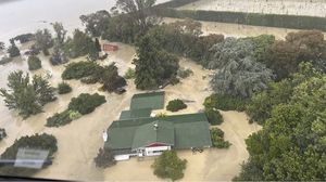 تخضع نيوزيلندا لحالة طوارئ وطنية منذ أن اجتاح الإعصار المدمّر غابرييل ساحلها الشمالي الأحد- تويتر