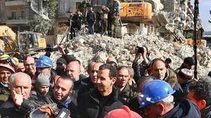 يبتسم الأسد بينما يقف أمام أكوام الركام التي خلّفها الزلزال- تويتر