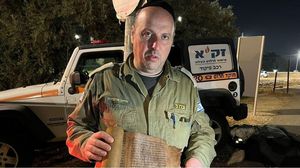 أوتمزجين قائد الفريق يستعرض المخطوطة المسروقة بعد نقلها إلى دولة الاحتلال- يديعوت