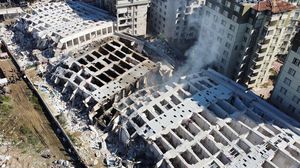 مجمع رونيسانس انهار قطعة واحدة رغم تأكيد بانيه أنه مقاوم للزلازل- صحيفة قرار التركية
