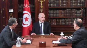 الرئيس التونسي قيس سعيد يبحث مع وزير الداخلية والمدير العام للأمن الوطني الوضع الأمني في البلاد- (فيسبوك)