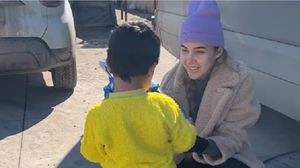 الفنانة التركية خلال توزيعها الألعاب على أطفال بمخيمات متضرري الزلزال- حسابها عبر انستغرام