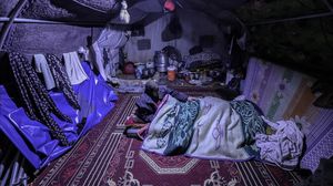 المسنة مريم خالد (76 عاما) تعيش في خيمة منذ 4 سنوات ويغمرها الماء عندما يهطل المطر- الأناضول