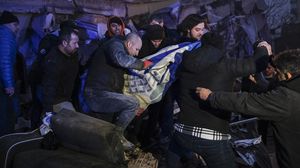 انتشال ضحايا من تحت الأنقاض في جنوب تركيا- الأناضول