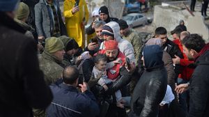 فريق إنقاذ ينتشل طفلة من تحت أنقاض منزل في قهرمان مرعش جنوب تركيا- الأناضول