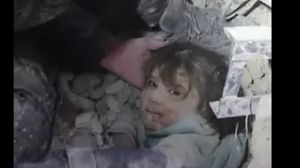 خرجت الطفلة السورية إلى الحياة من جديد محتفظة بشعر منسّق بعناية كما كان تقريباً قبل أن تتزلزل الأرض من تحت أقدامها  ـ فيسبوك