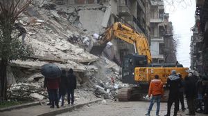 تعيش مناطق الشمال السوري، والشمال الغربي، أوضاعا كارثية نتيجة الزلزال الذي ضرب سوريا وتركيا (تويتر)
