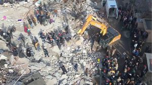 انهار بيت السيدة التركية بسبب الزلزال الذي ضرب جنوبي البلاد وشمالي سوريا - الأناضول