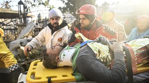 أحد مصابي زلزال تركيا لحظة انتشاله من تحت الركام- الأناضول