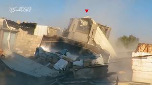 يظهر الفيديو لحظة مباغتة مقاتلي "القسام" جرافة إسرائيلية كانت تقوم بتدمير مناطق غربي خانيونس- الإعلام العسكري للقسام