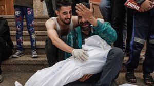استهدف الاحتلال قسم العظام بمجمع ناصر الطبي ما أدى إلى استشهاد أحد المصابين- جيتي