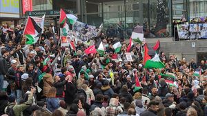 صدحت أصوات المحتجّين بعدد من الشعارات المندّدة بعدوان الاحتلال الإسرائيلي- الأناضول