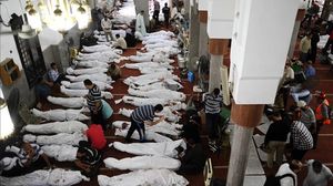 قتلت السلطات المصرية أكثر من 900 شخص خلال ساعات في ميدان رابعة العدوية- الأناضول